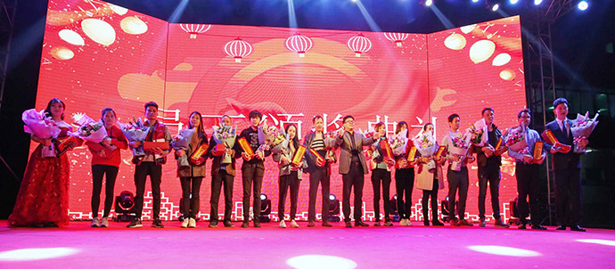 春旺2018年年度優秀員工合影.jpg 春旺2018年年度優秀員工合影.jpg